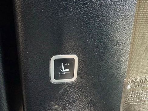 Used 2023 Chrysler Pacifica Touring-L FWD image 16