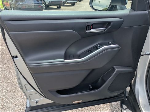 Used 2022 Toyota Highlander XLE FWD image 10