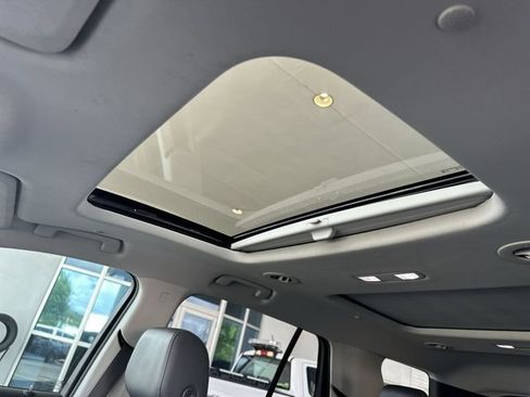 Used 2020 Chevrolet Traverse LT w/ LT Premium Package FWD image 23