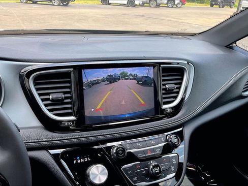 Used 2025 Chrysler Pacifica Limited FWD image 17