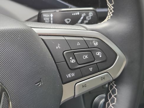 Used 2023 Volkswagen Taos SE w/ Panoramic Sunroof Package FWD image 7
