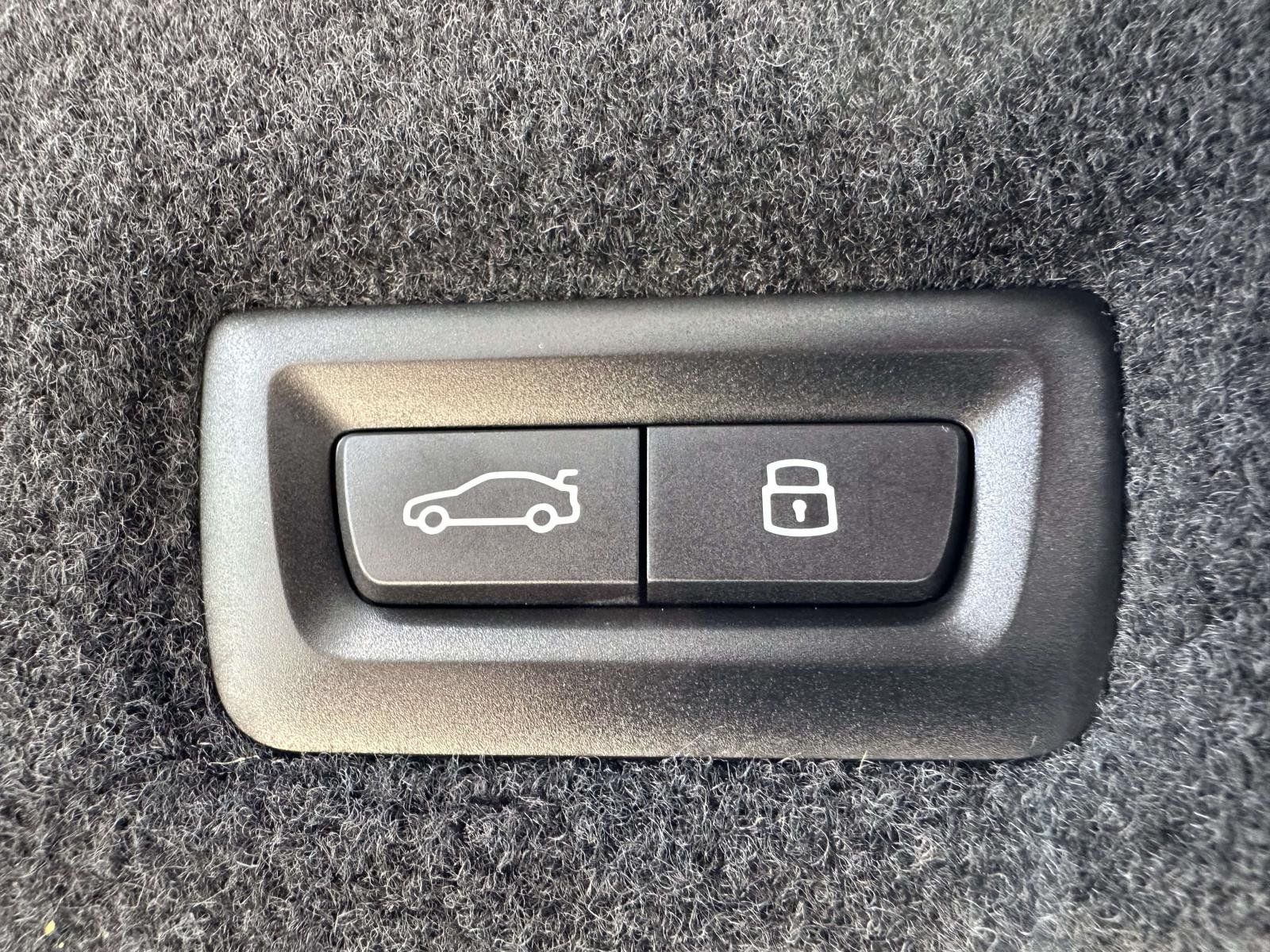 Used 2023 BMW 740i w/ Parking Assistance Package RWD image 11