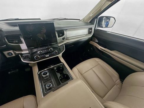 Used 2023 Ford Expedition Max XLT image 11