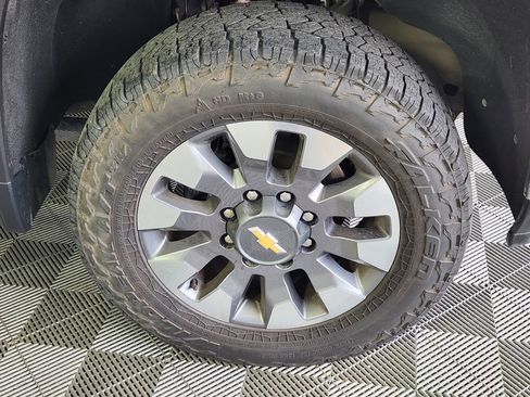Used 2024 Chevrolet Silverado 2500 LT AWD/4WD image 9
