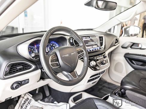 Used 2022 Chrysler Pacifica Touring-L image 22