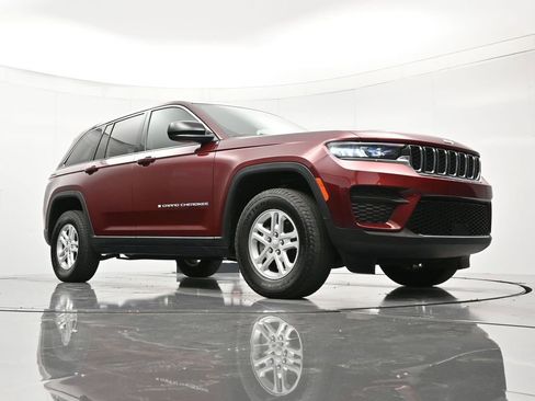 Used 2024 Jeep Grand Cherokee Laredo image 43