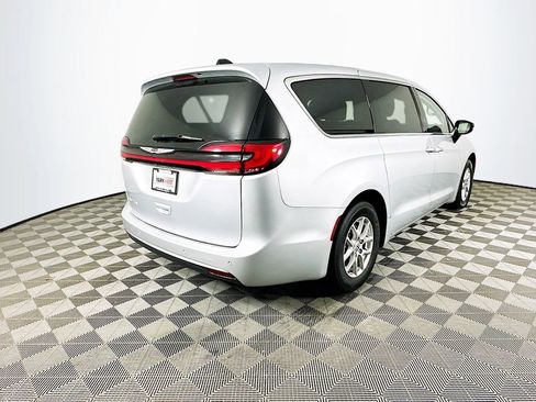 Certified 2024 Chrysler Pacifica Touring-L image 11