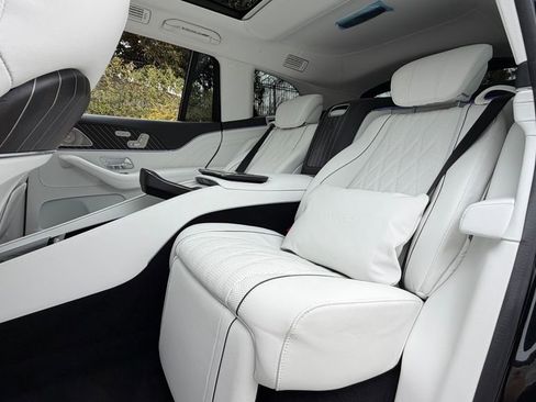 Used 2025 Mercedes-Benz Maybach GLS 600 4MATIC image 27