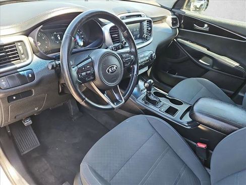 Used 2018 Kia Sorento FWD image 12