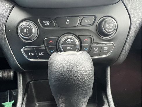 Used 2014 Jeep Cherokee Latitude w/ Comfort/Convenience Group FWD image 21