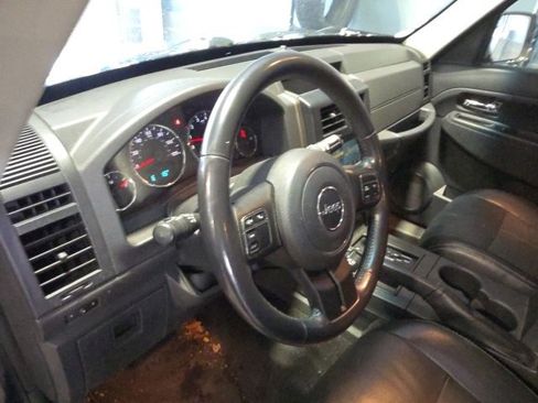 Used 2012 Jeep Liberty Sport image 11