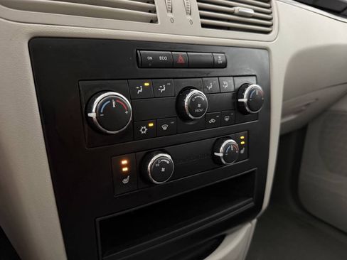 Used 2012 Volkswagen Routan SE FWD image 12
