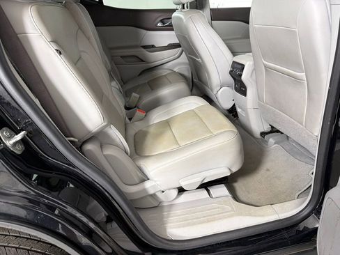 Used 2022 GMC Acadia SLT w/ Technology Package FWD image 17