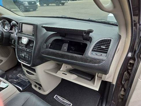 Used 2016 Chrysler Town & Country Touring-L FWD image 48