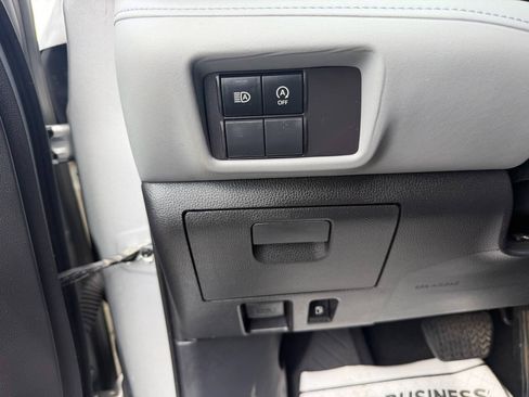Used 2023 Toyota Highlander L FWD image 11