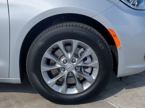 New 2026 Chrysler Pacifica Limited w/ Uconnect Theater Family Group image 11