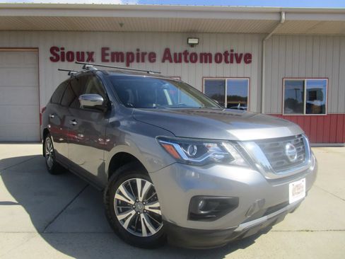 Used 2017 Nissan Pathfinder SL FWD image 1