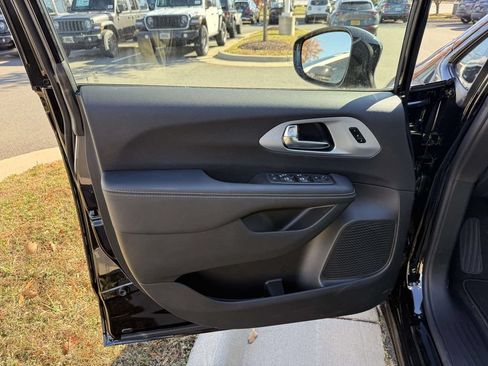 New 2026 Chrysler Pacifica Limited w/ S Appearance Package AWD/4WD image 28