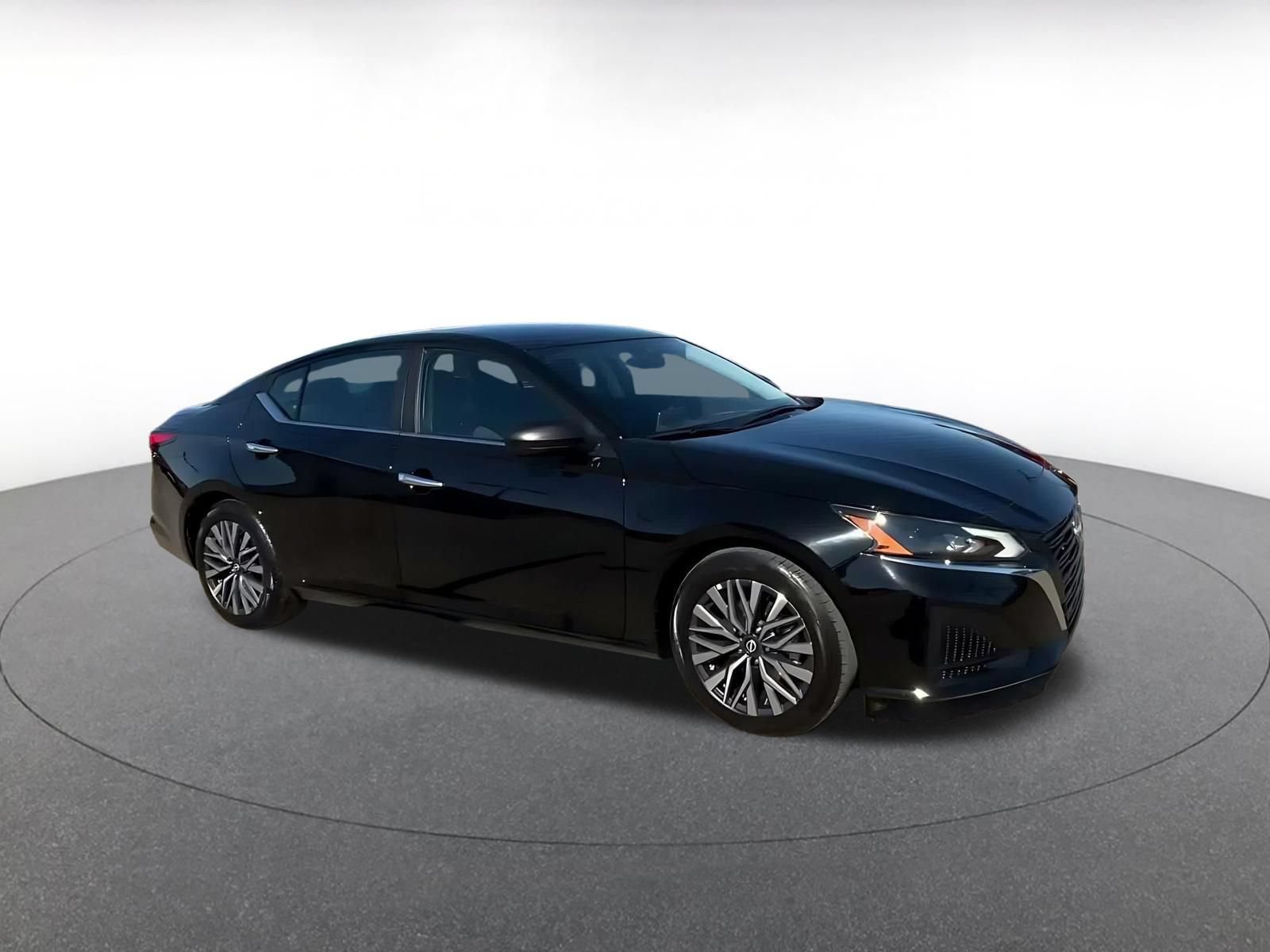 Used 2025 Nissan Altima 2.5 SV FWD image 2