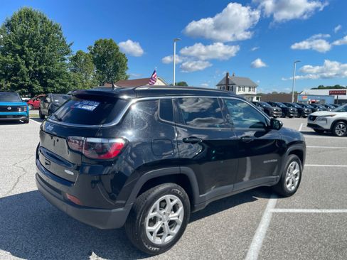 Used 2024 Jeep Compass Latitude AWD/4WD image 4