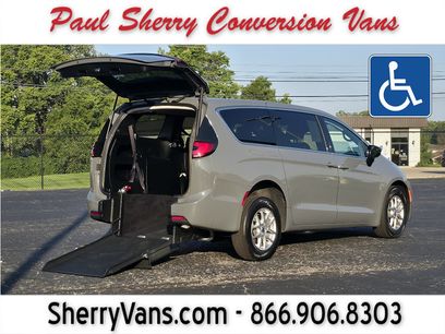 Used 2025 Chrysler Pacifica Select