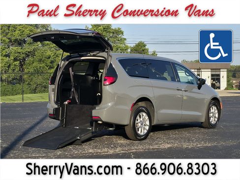 Used 2025 Chrysler Pacifica Select FWD image 1