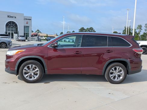 Used 2014 Toyota Highlander XLE FWD image 2