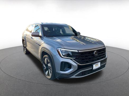 Used 2025 Volkswagen Atlas Cross Sport SE image 1