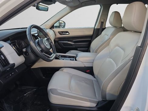 Used 2024 Nissan Pathfinder SL w/ SL Premium Package image 10