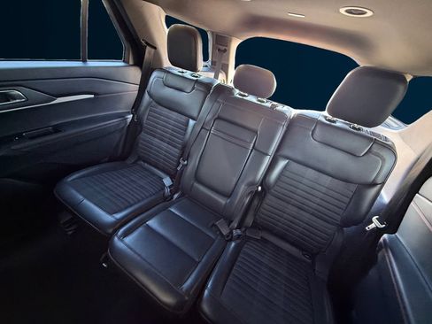 Used 2025 Ford Explorer ST-Line w/ ST-Line Street Pack AWD/4WD image 16