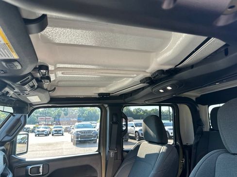Used 2025 Jeep Gladiator Sport AWD/4WD image 29