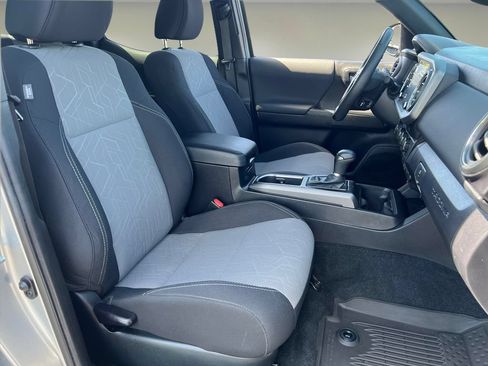 Certified 2022 Toyota Tacoma TRD Off-Road w/ Technology Package AWD/4WD image 17