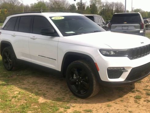 Used 2025 Jeep Grand Cherokee Limited w/ Black Appearance Package AWD/4WD image 9