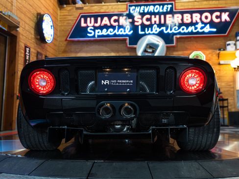 Used 2006 Ford GT RWD image 23