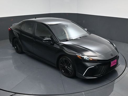 Used 2025 Toyota Camry SE image 15