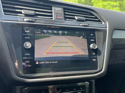 Certified 2023 Volkswagen Tiguan SE R-Line FWD image 22