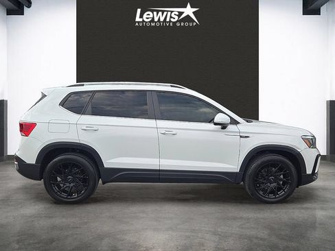 Used 2022 Volkswagen Taos SE w/ Panoramic Sunroof Package FWD image 5