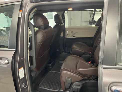 Used 2021 Toyota Sienna Platinum image 23