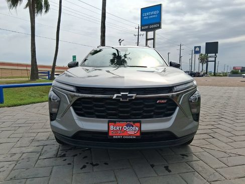 Used 2025 Chevrolet Trax RS w/ Sunroof Package FWD image 2