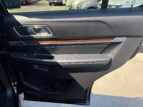 Used 2018 Ford Explorer Limited image 34
