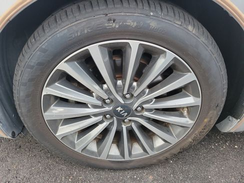 Used 2017 Kia Cadenza Premium w/ Luxury Package FWD image 6