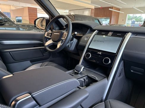 Used 2025 Land Rover Discovery Dynamic SE image 10