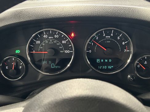 Used 2015 Jeep Wrangler Unlimited Sahara w/ Connectivity Group image 30