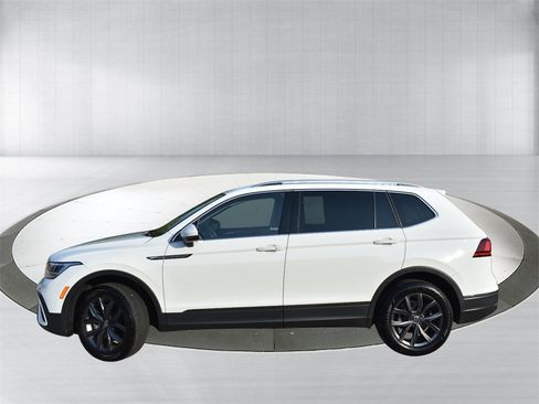 Used 2022 Volkswagen Tiguan SE image 3