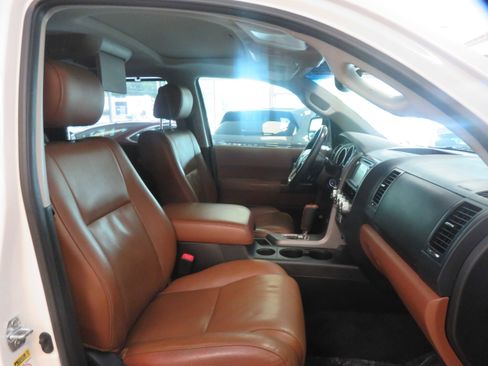Used 2017 Toyota Sequoia Platinum RWD image 33