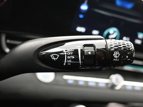 Used 2025 Hyundai Elantra SEL FWD image 18
