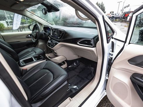 Used 2024 Chrysler Pacifica Touring-L FWD image 32