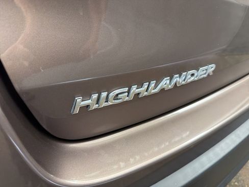 Used 2017 Toyota Highlander XLE image 24