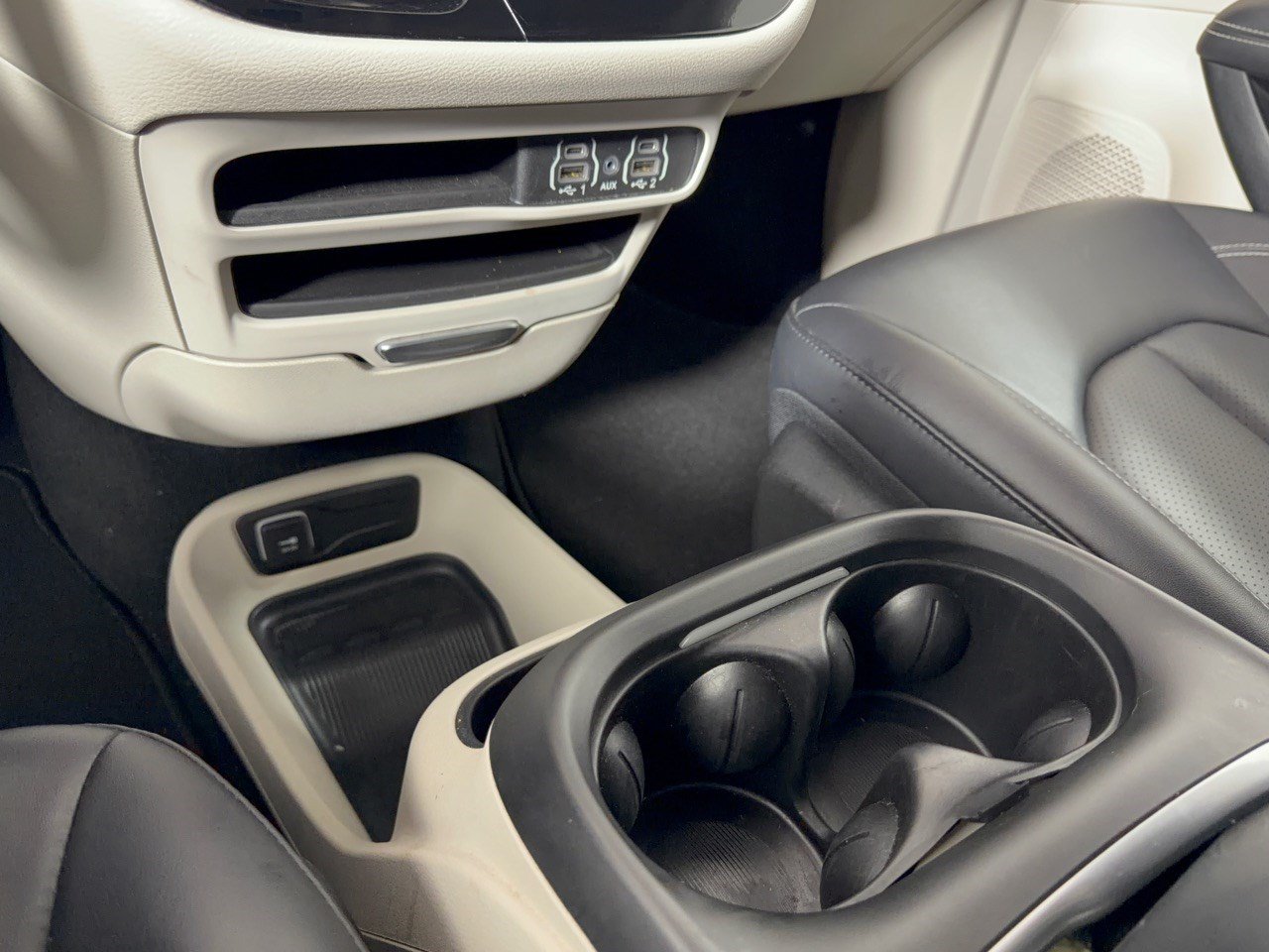 Used 2024 Chrysler Pacifica Touring-L FWD image 22