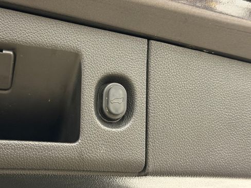 Used 2017 Cadillac Escalade Luxury AWD/4WD image 23